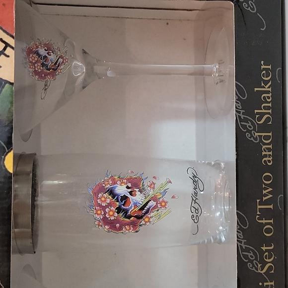Ed Hardy Martini Shaker Set - Includes Glass Shaker And Two Martini Glasses New - Picture 3 of 6